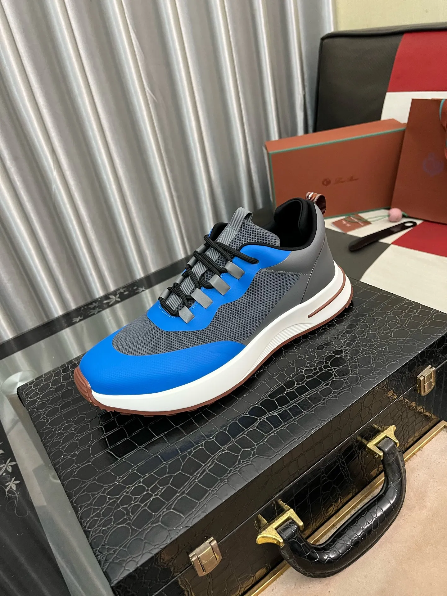 Men's men's shoes💰560⌚️⌚️LoroPiana/Noyo Piana WeekendWalk men's new thick-soled sports shoes, LP lace-up casual shoes that are as comfortable as clouds! The upper is made of cowhide leather, highlighting the sporty style. The lightweight sole adds a touch of modernity to the shoe. Counter original box packaging with dust bag!  Size: 38-449️⃣Colors available